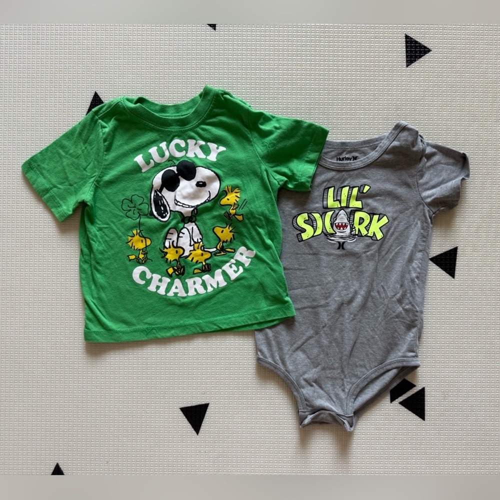 PEANUTS|Baby gender neutral Lucky Charmer Green T-Shirt & Shark Gray Onesie Set•